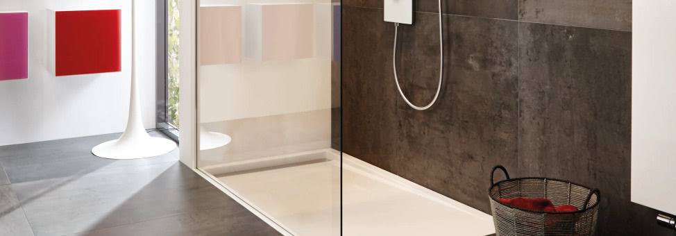 Begehbare Dusche mit großformatigen Fliesen