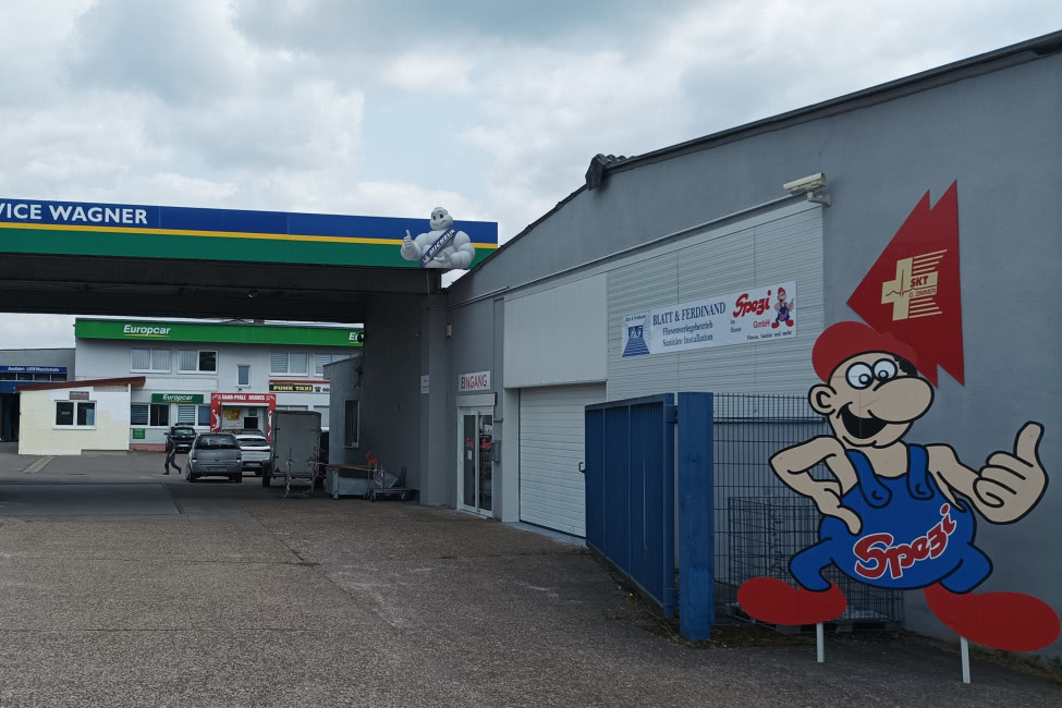 Eingang und Gebäude des Spezi Fachmarkts in der Berliner Straße