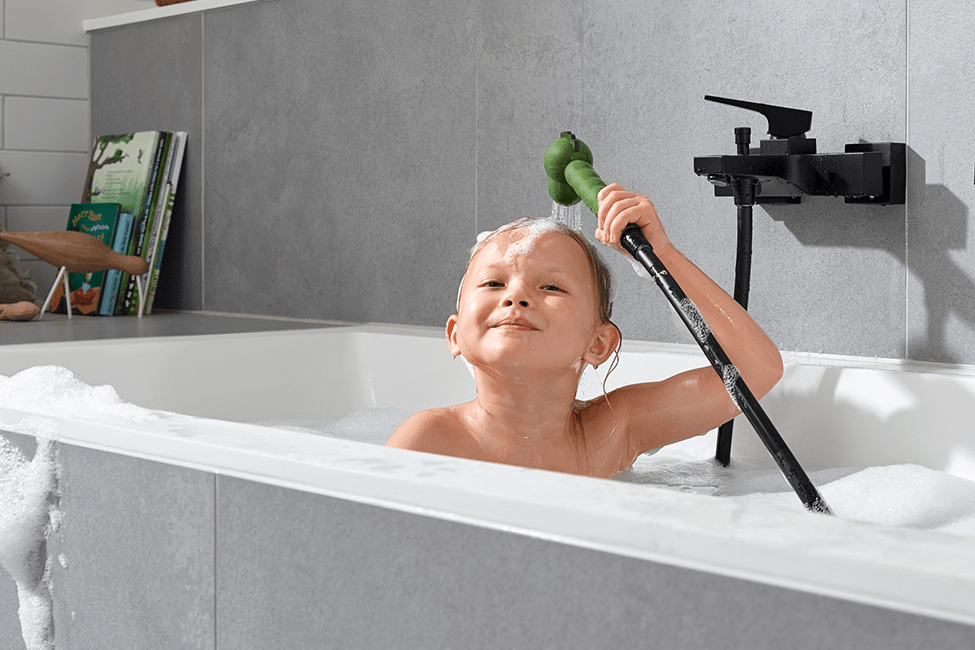 Familienbad mit grauer Fliesenoptik und schwarzen Armaturen